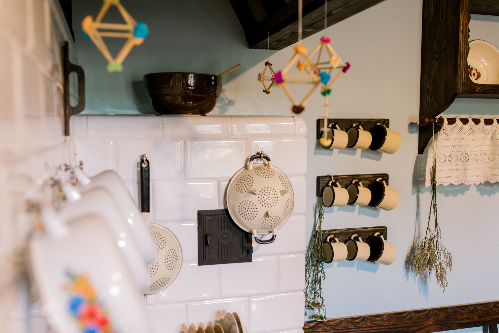 Wnętrze kuchni z kuchenką i zlewem, podkreślające elementy niezbędne do gotowania i zmywania naczyń.