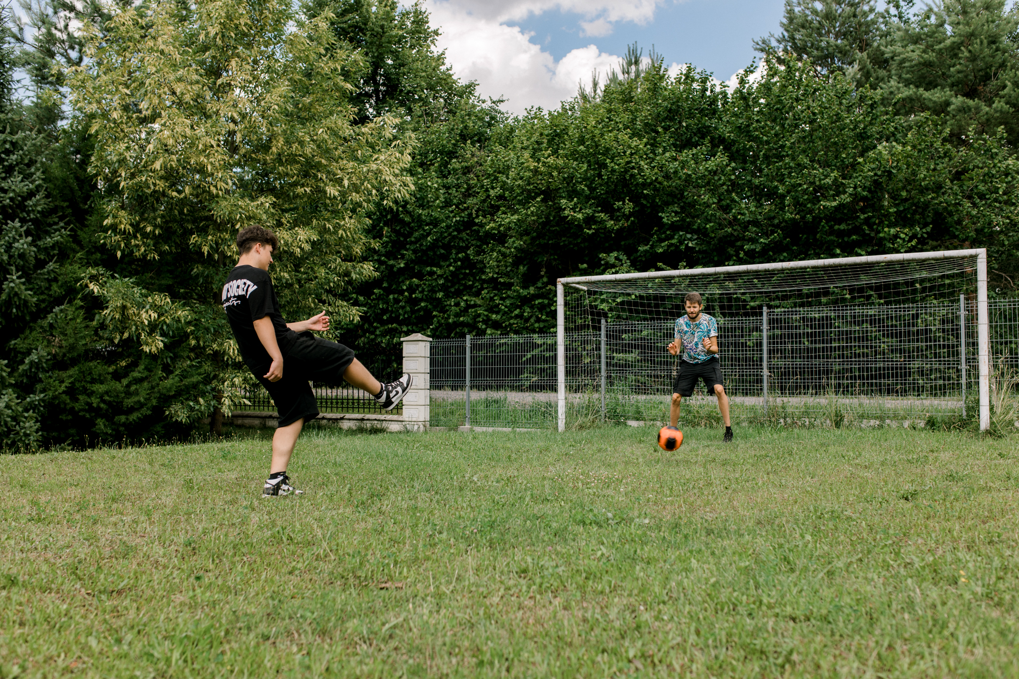 Chłopcy grający w piłkę nożną na trawie z bramką, sporty zespołowe w agroturystyce, aktywny urlop rodzinny Polska
